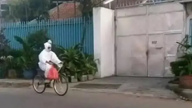 6 Tingkah Absurd Orang Tampil Jadi Hantu Jadi-Jadian Ini Kocak