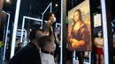 Sejumlah pengunjung melihat replika lukisan terkenal ‘Mona Lisa’ karya Leonardo da Vinci dalam sebuah pameran seni bertajuk Tribute to da Vinci yang digelar di gedung Changsha IFS, Changsha, Provinsi Hunan, China, Senin (4/5/2020). (Xinhua/Chen Sihan)