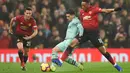 Gelandang Arsenal, Lucas Torreira menggiring bola dari kawalan striker Manchester United, Anthony Martial selama pertandingan lanjutan Liga Inggris di stadion Old Trafford (5/12). MU bermain imbang 2-2 atas Arsenal. (AFP Photo/Oli Scarff)