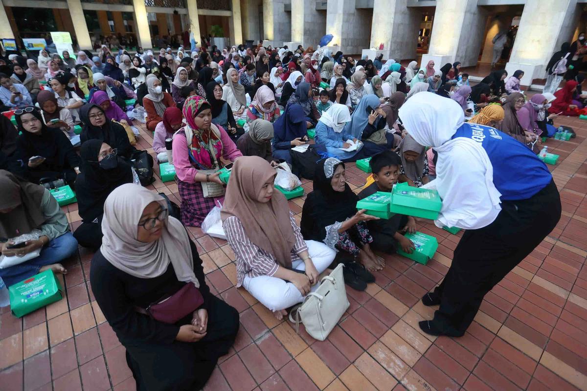 FOTO: Ribuan Jemaah Berbuka Puasa di Masjid Istiqlal pada Hari Pertama Ramadan