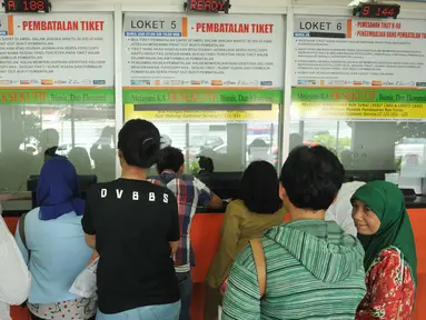 Calon penumpang mengantre tiket di Stasiun Senen, Jakarta (3/5/2016). Jelang libur panjang pada tanggal 5 dan 6 Mei penjualan tiket kereta api sudah terjual habis. (Liputan6.com/Gempur M Surya)