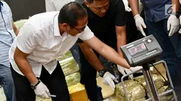 Direktur Tindak Pidana Narkoba Bareskrim Polri Brigjen Pol Eko Daniyanto menimbang barang bukti 1,6 ton sabu di Cawang, Jakarta Timur, Selasa (27/2). Sabu tersebut dibungkus kemasan teh poci seberat 1,5 kilogram. (Liputan6.com/Immanuel Antonius)