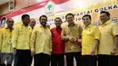 Ketua Umum Partai Golkar Setya Novanto (kedua kanan) berjabat tangan dengan Gubernur DKI Jakarta Basuki Tjahaja Purnama disaksikan jajaran pengurus Golkar di Jakarta, (19/6).Golkar mengadakan musyawarah daerah (Musda). (Liputan6.com/Faizal Fanani)