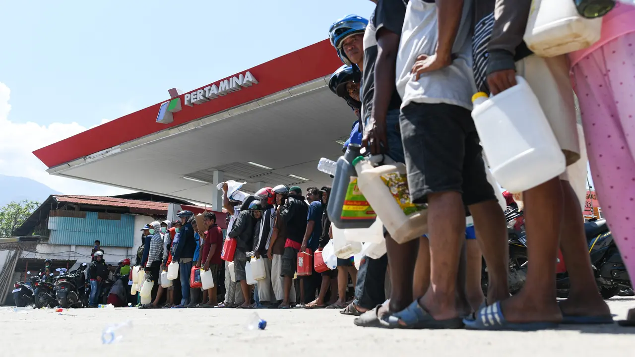 Usai Gempa dan Tsunami, Warga Palu Antre Panjang Berburu BBM