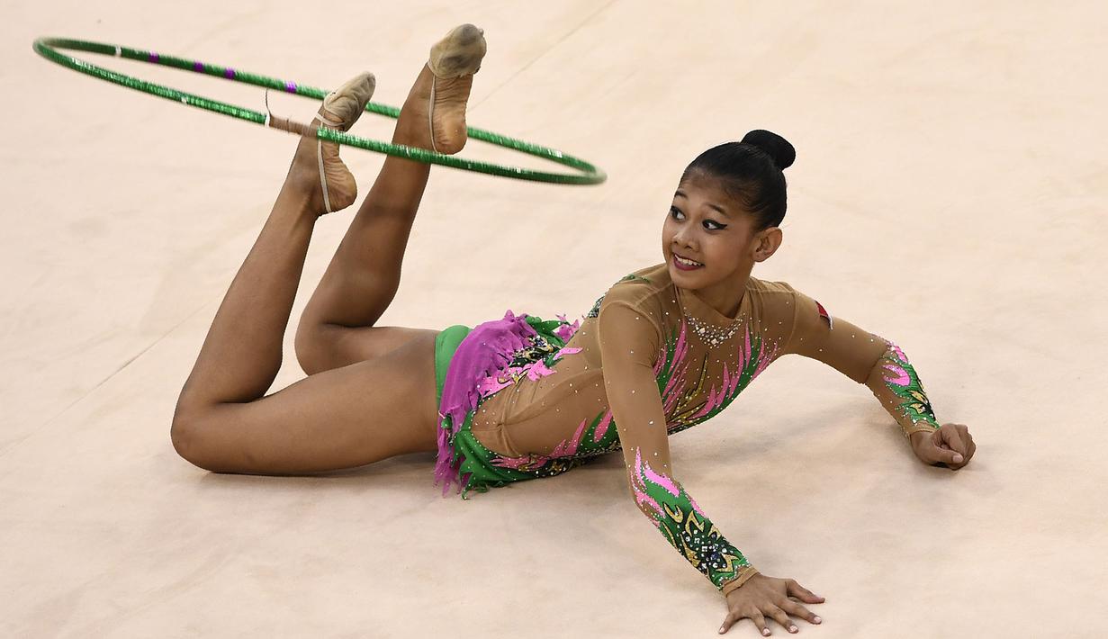 Aksi Wahyu Putri pesenam ritmik Indonesia pada Minggu (13/5/2017)  Islamic Solidarity Games di Baku, Azerbaijan. (AFP/Jonathan Nackstrand)