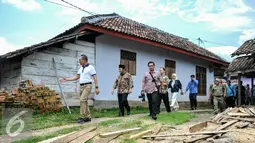 Ketua MPR RI Zulkifli Hasan bersama keluarga berjalan menuju makam orangtuanya di Desa Pisang, Kecamatan Penengahan, Kabupaten Lampung Selatan, Kamis (17/3). Zulkifli juga menyempatkan diri mampir ke sekolah masa kecilnya. (Liputan6.com/Yoppy Renato)