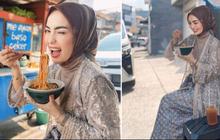 Santap Mie Ayam Pinggir Jalan, 8 Potret Imel Putri Cahyati dalam Balutan Kondangan Rancangan Sendiri yang Cantik