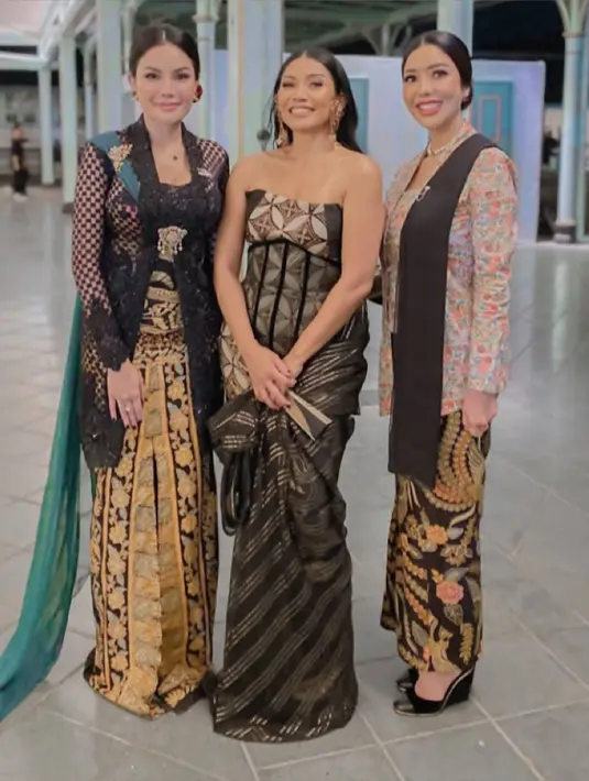 Dalam acara budaya tersebut, turut mengundang penyanyi Anggun C Sasmi yang dalam acara tersebut berduet dengan Waldjinah. Dalam momen tersebut, Niki dan Anggun pun terlihat bergitu akrab. (Liputan6.com/IG/@nikitamirzanimawardi_172)
