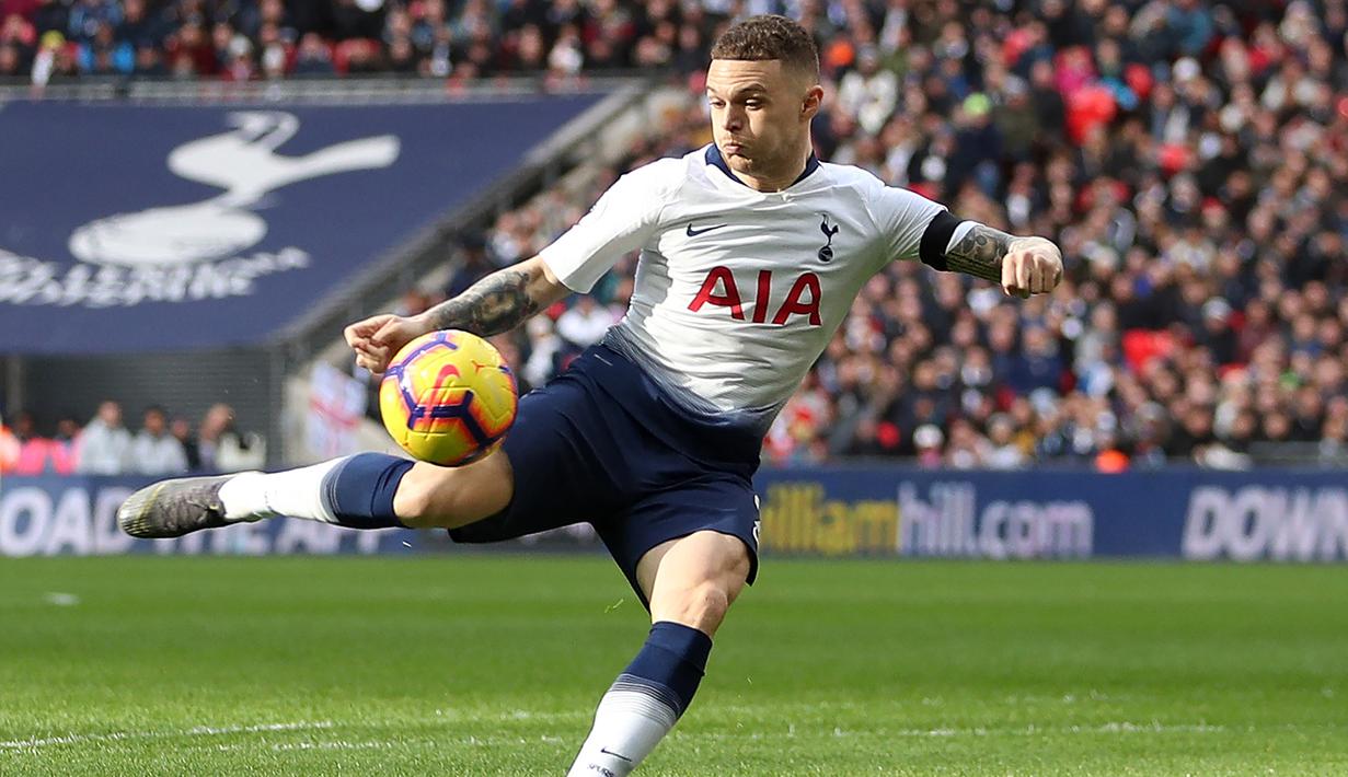 Bek Tottenham Hotspur, Kieran Trippier melepaskan tembakan saat menghadapi Leicester City pada laga Liga Inggris 2018/2019 di Wembley Stadium, London (10/2/2019). Kieran Trippier ditebus Tottenham Hotspur pada awal musim 2015/2016 dari Burnley dengan nilai transfer hanya 4,9 juta euro atau kini setara Rp81 miliar. Spurs kemudian melepasnya ke Atletico Madrid pada 2019/2020 dan sejak tengah musim 2021/2022 ia kembali ke Inggris untuk membela Newcastle United. (AFP/Daniel Leal)