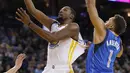 Pemain Warriors, SKevin Durant #35 melakukan layup melewati penjagaan pemain Dallas Mavericks pada laga NBA basketball game  di Oakland, California, (30/12/2016). Warriors menang 108-99. (AP/Tony Avelar)