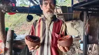 Daeng Tayang, perajin gula aren di Gowa, Sulsel (Liputan6.com/Ahmad Yusran)