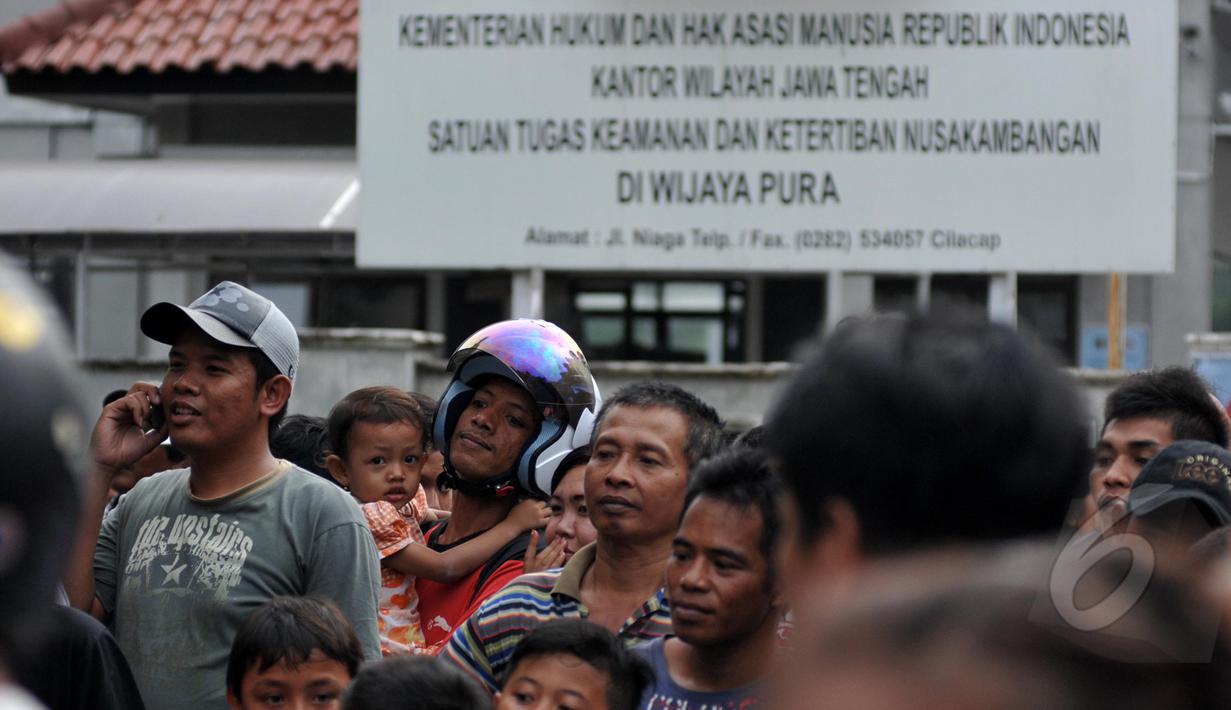 Ratusan warga berbondong-bondong memadati Dermaga Wijayapura, Cilacap, Jawa Tengah, Kamis (5/3/2015). Mereka penasaran akan proses eksekusi mati terhadap sejumlah tersangka kasus narkoba yang digelar di Nusakambangan. (Liputan6.com/Johan Tallo)