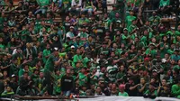 Bonek Mania saat memberi dukungan kepada Persebaya saat berjumpa PS TNI di laga penyisihan Grup C Piala Presiden 2018 di Stadion Gelora Bung Tomo, Surabaya, Kamis (18/1/2018). (Bola.com/Aditya Wany)