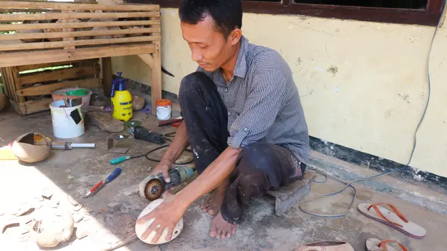 Berbekal Batok Kelapa, Pria Lumajang Ini Bangkit dari Pandemi