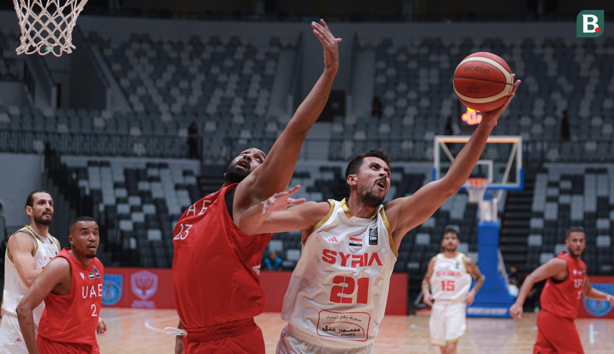 Pemain Timnas Basket Suriah, Omar Cheikh Ali (kanan) berebut bola dengan pemain Timnas Basket Uni Emirat Arab, Qais Omar Alshabebi pada laga hari pertama Indonesia International Basketball Invitational 2023 melawan Suriah di Indonesia Arena, Senayan, Jakarta, Rabu (02/08/2023). Laga dimenangankan oleh UEA dengan skor 63-61. (Bola.com/Bagaskara Lazuardi)