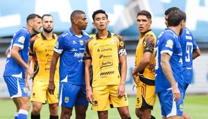 Bek Persija Jakarta, Rizky Ridho (nomor 5), gagal membawa timnya meraih kemenangan saat bersua Persib Bandung pada laga pekan ke-17 BRI Super League musim ini di Stadion Gelora Bandung Lautan Api (GBLA), Bandung, Minggu (11/1/2026) sore WIB. Dalam duel itu, Persija takluk 0-1 dari Persib. (Bola.com/Abdul Aziz)