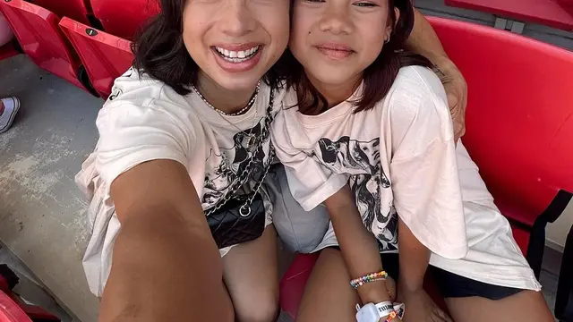 6 Gaya Kompak bak Bestie Jennifer Bachdim dan Sang Putri, Kiyomi Sue saat Nonton Konser Taylor Swift