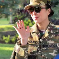 Widi Wardana tampak memukau dalam balutan busana militer lengkap. Ia juga mengenakan kacamata hitam untuk menyempurnakan gayanya. [Foto: Instagram/ Widi Wardhana]