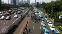 Sejumlah taksi terparkir di depan Gedung DPR RI, Jakarta, sebelum menggelar unjuk rasa, Selasa (22/3). (Liputan6.com/Johan Tallo)
