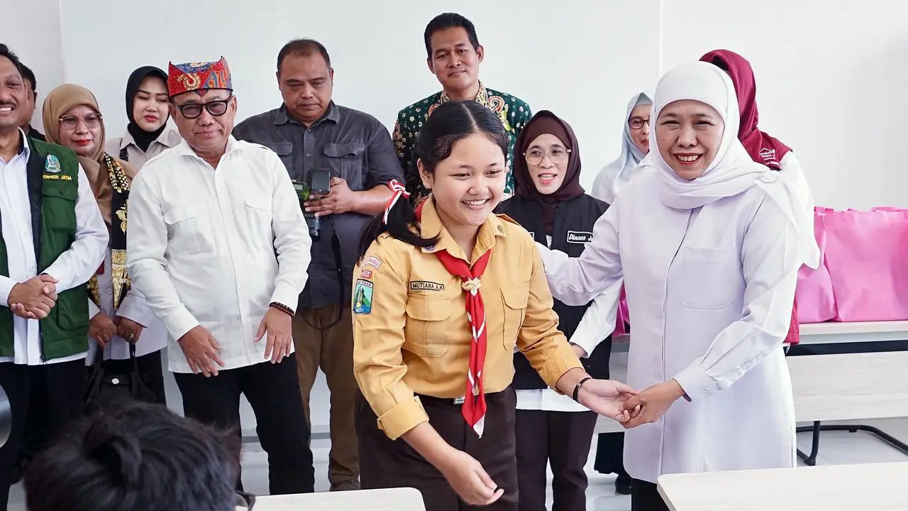 Gubernur Jawa Timur Khofifah Indar Parawansa mengunjungi Sekolah Rakyat Terintegrasi (SRT) 1 Banyuwangi, Sabtu (18/7/2026).