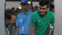 Pemain Timnas U-19, Rachmat Irianto melewati pintu pemeriksaan di Bandara Soekarno-Hatta, Cengkareng, (28/10/2017). Timnas U-19 akan mengikuti kualifikasi Piala Asia di Korea Selatan. (Bola.com/Nicklas Hanoatubun)