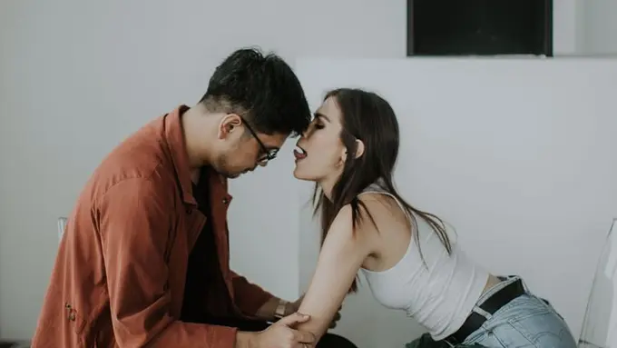 [Bintang] Bikin Jantung Copot, Outfit Firrina Sinatrya, Calon Istri Petra Sihombing yang Sensual