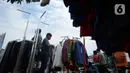 Pembeli sedang memilih baju seken (baju bekas) impor di pingir jalan wilayah Pamulang, Tangerang Selatan, Banten, Senin (29/9/2020). Pada saat pandemi baju bekas impor masih diminati masyarakat karena murah harganya. (merdeka.com/Dwi Narwoko)