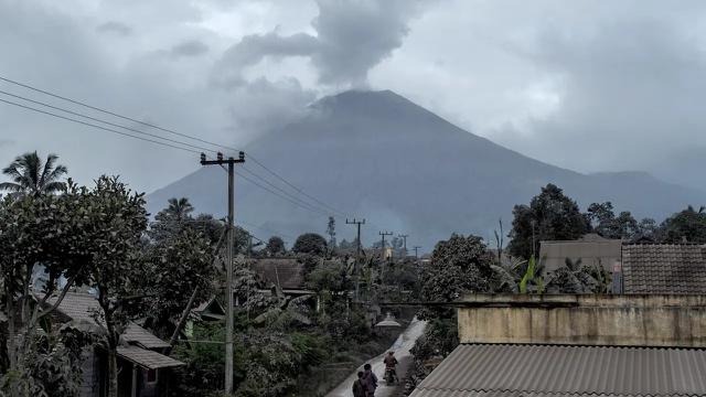 <span>Gunung Semeru atau Gunung Meru adalah sebuah gunung berapi kerucut di Jawa Timur, Indonesia.</span>