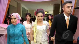 Sonya Fatmala (tengah) terlihat tegang saat didampingi kakak laki-lakinya, Bram Andrianus menuju ruang akad nikah di sebuah hotel kawasan TMII, Jakarta, Kamis (23/4/2015). (Liputan6.com/Panji Diksana)