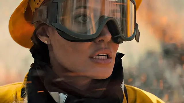 Angelina Jolie sebagai Hannah dalam Those Who Wish Me Dead. (Foto: New Line Cinema/ IMDb)