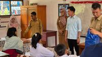 Wakil Presiden Republik Indonesia, Gibran Rakabuming Raka di SDN 1 Langkai di Palangka Raya, Kalimantan Tengah, untuk memantau kesiapan implementasi program makan siang gratis yang menjadi salah satu program unggulan Presiden Prabowo Subianto, Senin (4/11/2024).