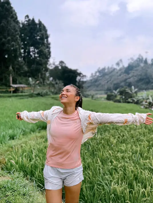Sawah, menjadi salah satu tempat yang menyenangkan bagi Angela Gilsha. Ia bisa menimati udara segar. (Foto: Instagram/@angelagilsha)