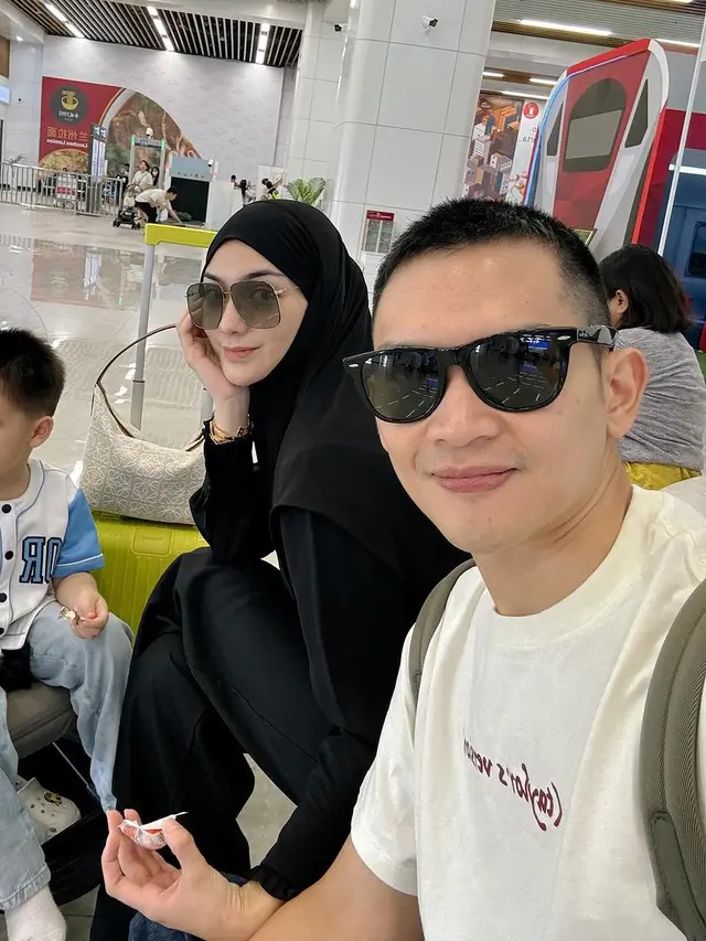 6 Potret Adu Gaya Keluarga Citra Kirana dan Mulan Jameela Mudik Lebaran