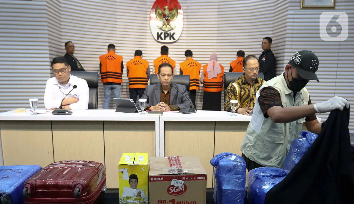 Keenam orang tersebut terdiri dari empat orang penyelenggara negara dan dua orang pihak swasta. (Liputan6.com/Herman Zakharia)