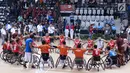Pebasket difabel Indonesia dan Thailand berpelukan usai laga Indonesia Para Games Invitational Tournament 2018 di Hall A GBK, Jakarta, Senin (2/7). Indonesia meraih perak usai kalah 35-58. (Liputan6.com/Helmi Fithriansyah)