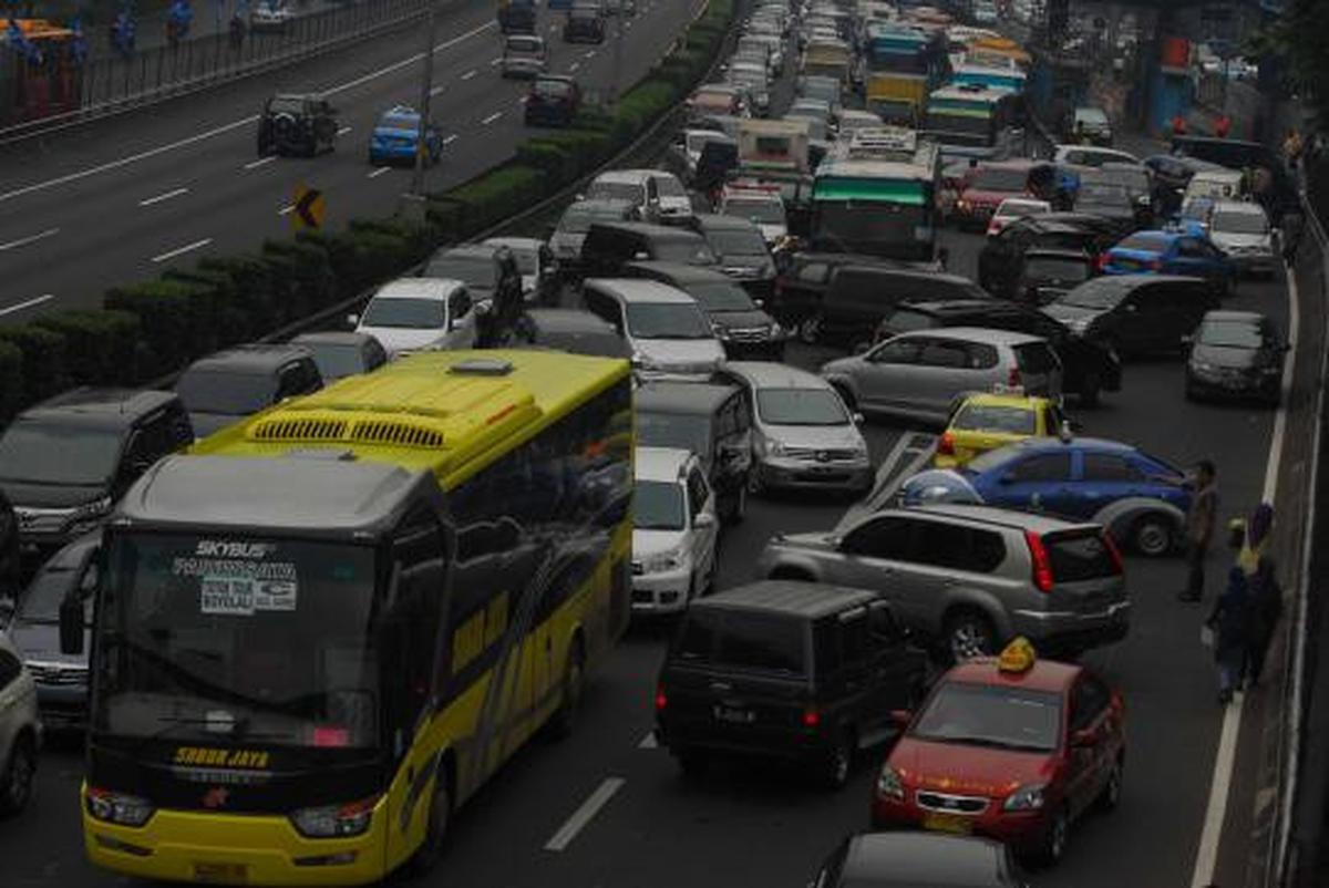 Demo blokir tol bikin Jakarta macet parah di Jumat pagi