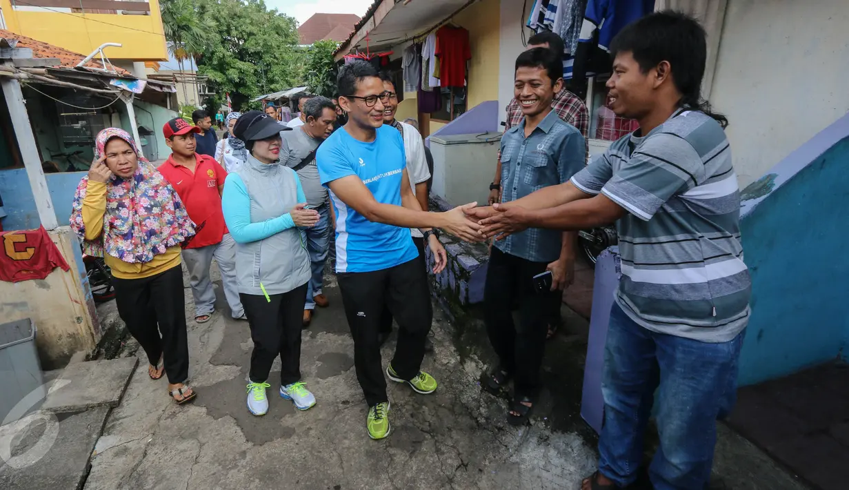 Bakal calon gubernur DKI Jakarta Sandiaga Uno menyapa warga Meruya Utara, Jakarta, Minggu (15/5/2016). Sandi terus mengunjungi warga Jakarta untuk bersosialisasi dan mengenalkan diri. (Liputan6.com/Faizal Fanani)