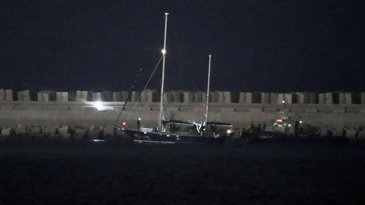 Kapal bantuan Freedom Flotilla, Madleen, yang hendak menuju Gaza dibawa ke Pelabuhan Ashdod di Israel selatan pada Senin, (9/6/2025), setelah direbut oleh pasukan angkatan laut negara itu.