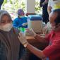 Edi Widayat menjadi tukang suntik vaksin Covid-19. (Liputan6.com/Ahmad Adirin)