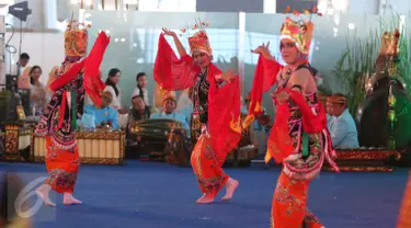 Sejumlah penari membawakan tarian tradisional Indonesia di Terminal 3, Bandara Soekarno Hatta, Tangerang, Senin (15/8). Acara pentas budaya tersebut bertujuan untuk menyambut para penumpang. (Liputan6.com/Angga Yuniar)