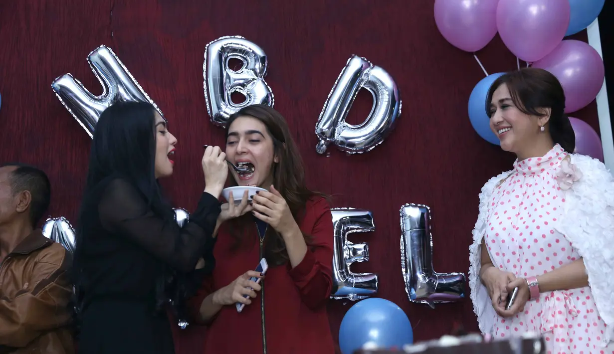 "Aku bersyukur banget dapat kejutan banyak banget ulang tahun kali ini. Dari jam 12 malam (16 Januari), di lokasi syuting, dinner sama keluarga surprise juga, dan ini tambah lagi masih ada ternyata surprise lanjutan," tambahnya.  (Nurwahyunan/Bintang.com)