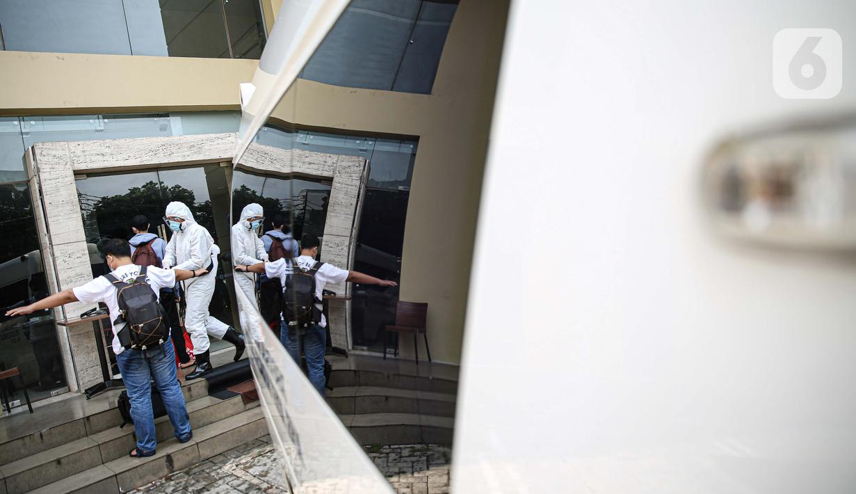 Pasien tanpa gejala Covid-19 yang diantar dengan ambulans  tiba di Hotel U Stay Mangga Besar, Sawah Besar, Jakarta, Senin (28/9/2020). Sebagian pasien tanpa gejala mulai diisolasi di hotel untuk mengantisipasi daya tampung Rumah Sakit Darurat Wisma Atlet yang semkain padat. (Liputan6.com/Faizal Fana