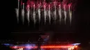Kembang api meledak saat Upacara Penutupan Commonwealth Games 20220di Alexander Stadium di Birmingham, Inggris, Senin (8/8/2022). Bendera Olimpiade diturunkan dan diserahkan kepada Victoria, Australia yang menjadi tuan rumah CWG edisi berikutnya pada tahun 2026. (AP Photo/Kirsty Wigglesworth)