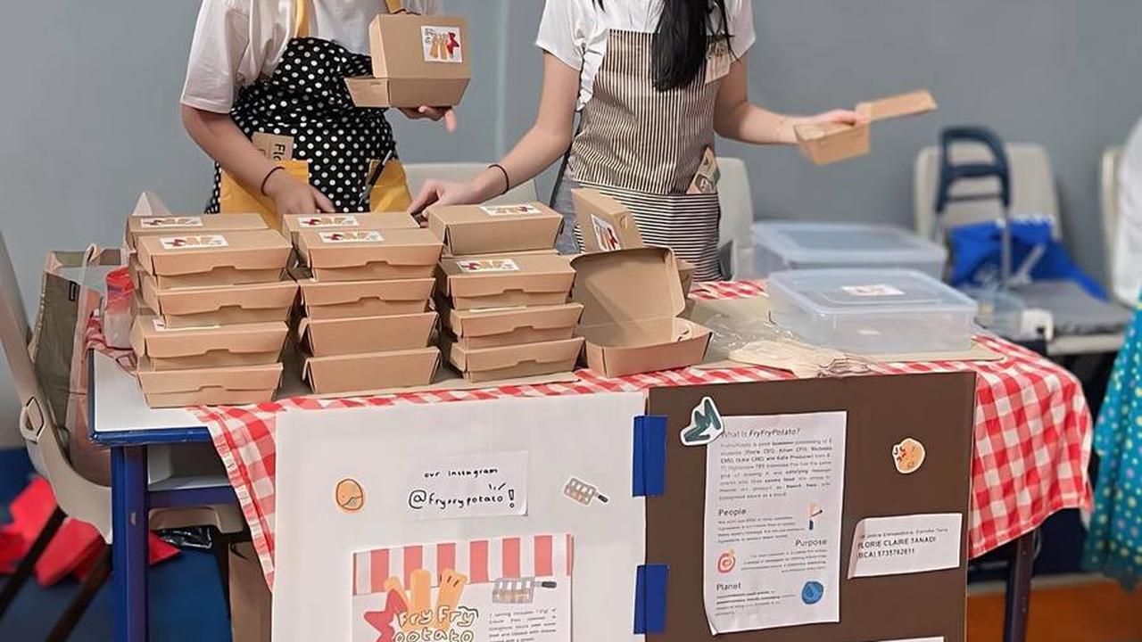 Dalam beberapa foto, Aqila berpose dengan teman-temannya.