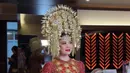 Tak hanya itu, aksen transparan pada lengan kebaya menambah sentuhan modern yang tetap harmonis dengan estetika tradisional. Dipadukan dengan songket Minang berwarna senada, Indah berhasil menghadirkan pesona klasik yang tak lekang oleh waktu. [@indahtrp].