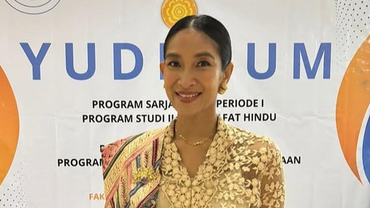7 Potret Cantik Happy Salma Jalani Sidang Yudisium Kelulusan S1 Filsafat Hindu, Tampil Anggun Berkebaya di Usia 45 Tahun