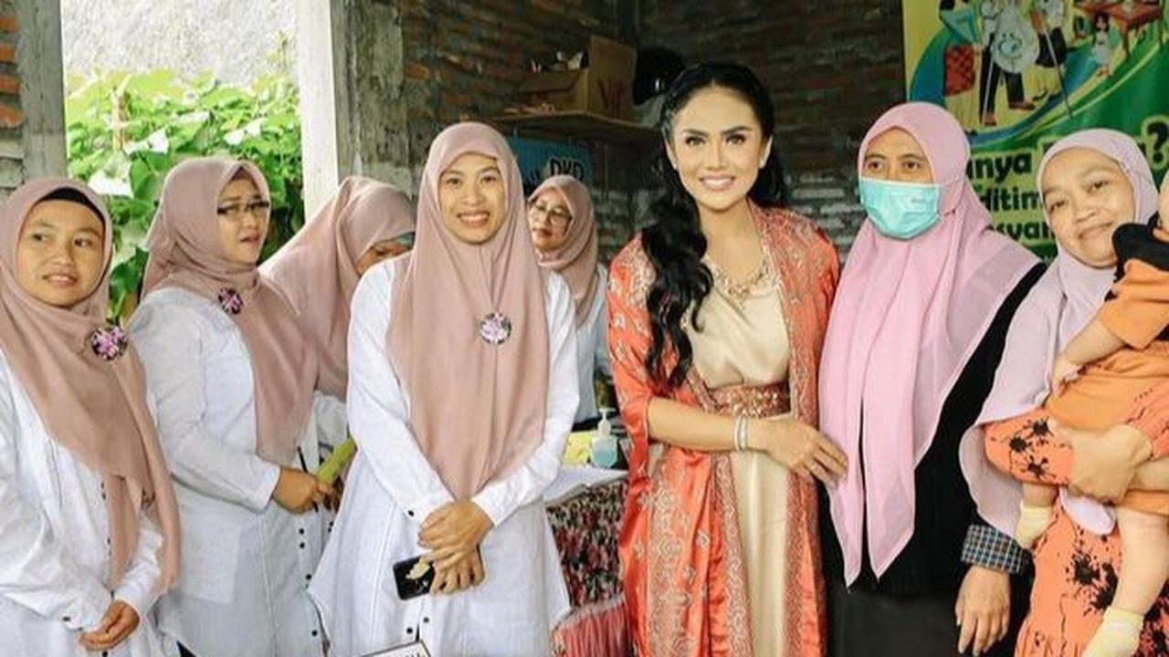 Momen Kris Dayanti dengan Kader Posyandu
