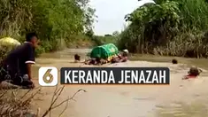 Tidak adanya jembatan penghubung membuat warga harus membawa jenazah menyeberangi sungai.
