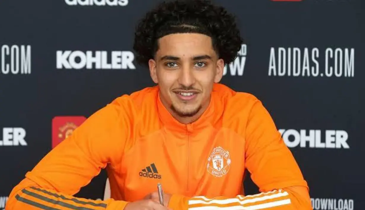 Zidane Iqbal. Gelandang berusia 18 tahun yang melakukan debutnya musim ini bersama MU di ajang Liga Champions ini baru saja melakukan debut bersama Timnas Irak saat melawan Iran, 27 Januari 2022. Tampil sebagai pemain pengganti sejak menit ke-82, Irak menyerah 0-1 dari Iran. (manutd.com)