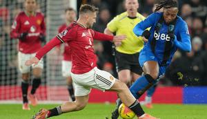 Pemain Manchester United, Luke Shaw, berusaha menghentikan pergerakan penyerang Bournemouth, Antoine Semenyo, dalam pertandingan pekan 16 Premier League 2025/2026 di Old Trafford, Selasa (16/12/2025) dini hari WIB. (AP Photo/Jon Super)